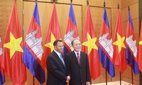 Nguyen Sinh Hung reçoit une délégation de sénateurs cambodgiens