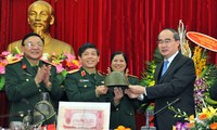 Nguyen Thien Nhan en visite au musée d’histoire militaire du Vietnam 
