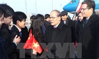 Nguyen Sinh Hung visite l’ambassade du Vietnam en Chine