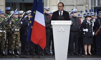 François Hollande rend hommage aux trois policiers tués en janvier 2015