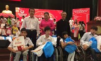 Ho Chi Minh-ville : cadeaux aux jeunes handicapés