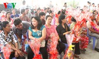 Tet:  cadeaux du Têt offerts aux Vietkieu au Cambodge