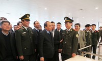 Nguyên Xuân Phuc inspecte la sécurité à l’aéroport de Nôi Bài