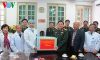 Le général Ngo Xuan Lich se rend à l’hôpital Vietnam-Allemagne 