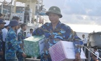 Distribution des journaux printaniers aux soldats et aux habitants de Truong Sa