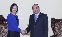 Une responsable de Temasek Holding reçue par Nguyen Xuan Phuc