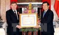 Le président de la cour suprême russe décoré par Truong Tan Sang 