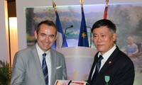 La France décore l’ancien directeur de la Bibliothèque nationale vietnamienne