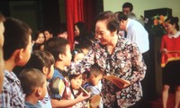 Nguyên Thi Doan distribue des bourses «Accompagner les enfants à l’école»