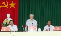 Nguyen Phu Trong travaille avec les autorités de Tien Giang