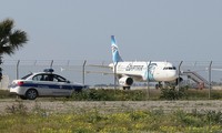 Les passagers à bord de l'avion égyptien détourné arrivent à l'aéroport du Caire