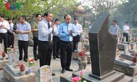 Nguyên Xuân Phuc rend hommage aux morts pour la patrie à Quang Tri