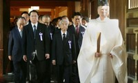 Des parlementaires japonais visitent le sanctuaire controversé de Yasukuni