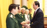 Tran Dai Quang rencontre d’anciens soldats volontaires vietnamiens au Laos