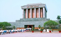 Plus de 63 mille personnes visitent le mausolée du président Ho Chi Minh