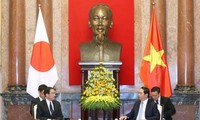 Le président Tran Dai Quang reçoit le ministre japonais des Affaires étrangères 