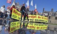 Loi travail : plusieurs milliers de personnes manifestent en France contre le 49-3 