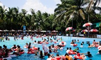 Canicule: les habitants de Ho Chi Minh-ville prennent d'assaut les parcs aquatiques
