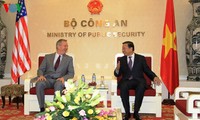 Le ministre de la Sécurité publique reçoit les ambassadeurs américain et australien