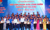 Honorer 40 chefs des jeunes ouvriers de Ho Chi Minh-ville