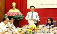 Le vice-Premier ministre Vuong Dinh Hue travaille avec l’Assurance sociale du Vietnam