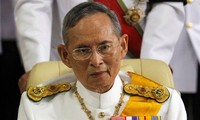 La Thaïlande fête les 70 ans de règne du roi Bhumibol 