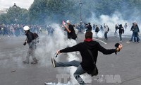 Violences et interpellations lors de la manifestation contre la Loi travail à Paris