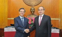 Nguyen Thien Nhan reçoit l’ambassadeur laotien