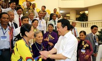 Vuong Dinh Hue rencontre des personnes méritantes de Quang Ngai