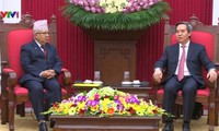 Une délégation du Parti marxiste-léniniste unifié du Népal au Vietnam 