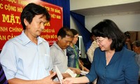 Dang Ngoc Thinh rend visite à des familles démunies de Quang Nam