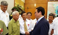 Vuong Dinh Hue rencontre des personnes méritantes de Nam Dinh	