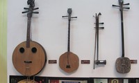 Exposition d’instruments de musique traditionnels du Vietnam à Hanoï 