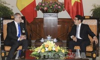 Phạm Bình Minh reçoit son homologue roumain Lazar Comanescu 