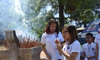 Des jeunes vietkieus visitent la citadelle de Quang Tri