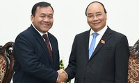 Nguyen Xuan Phuc reçoit l’ambassadeur cambodgien
