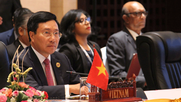 Pham Binh Minh rencontre les chefs de la diplomatie en marge de l’AMM 49