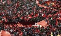 Turquie: une foule de manifestants pro-démocratie rassemblée place Taksim