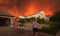 Des dizaines de milliers de personnes fuient les flammes en Californie