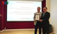 Daniel Roussel reçoit le premier prix de l’information extérieure du Vietnam 