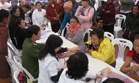 Des jeunes vietnamiens donnent des consultations médicales gratuites au Laos