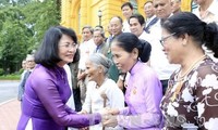 Dang Thi Ngoc Thinh rencontre des personnes méritantes de Thua Thien-Hue