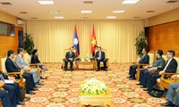 Le vice-Premier ministre et ministre laotien des Finances reçu par Vuong Dinh Hue