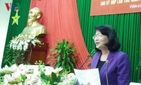 La vice-présidente Dang Thi Ngoc Thinh rencontre les électeurs de Vinh Long