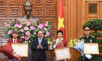 Le tireur Hoang Xuan Vinh reçoit l’Ordre du travail, 1ère classe