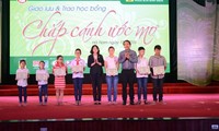 Dang Thi Ngoc Thinh distribue des bourses d’étude  à des élèves de Ha Nam