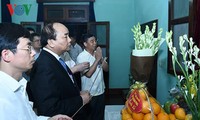 Nguyen Xuan Phuc rend hommage au président Ho Chi Minh