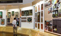Exposition des 12 styles de peintures folkloriques typiques vietnamiens