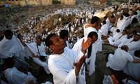 Près de La Mecque, les pèlerins se préparent au rituel de la lapidation