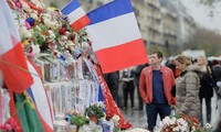 La France rend hommage aux victimes du terrorisme aux Invalides